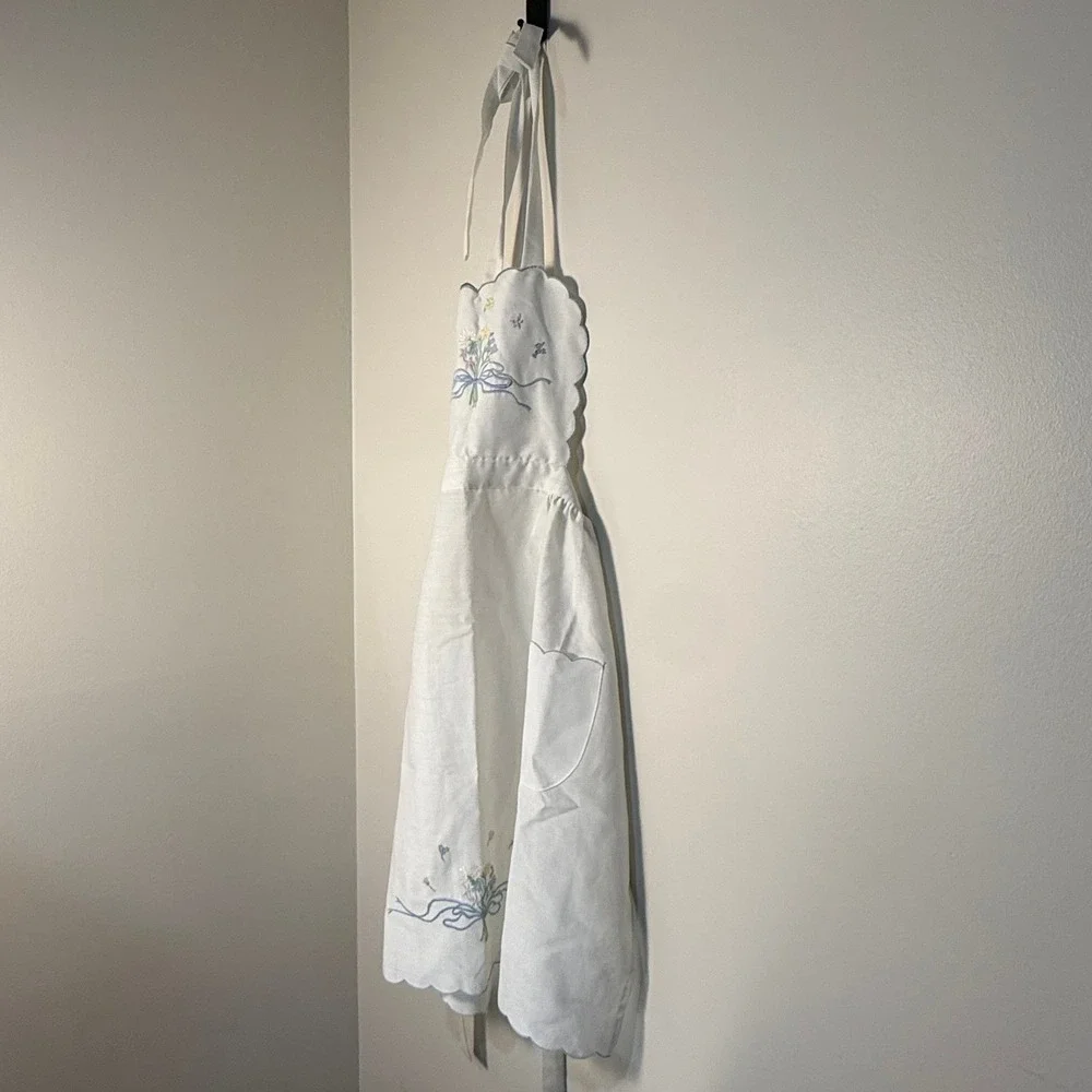 Vtg 1985 White Embroidered Floral Apron Scallop Edge Tulip Pockets Linen L/XL